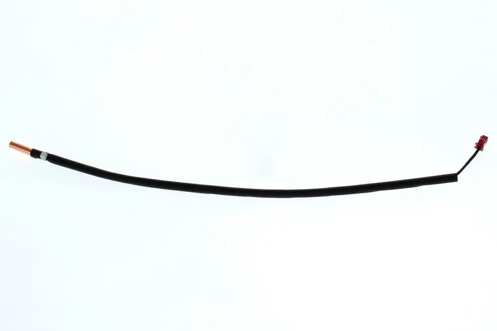 Temperatursensor von Bosch mit einem schwarzen Kabel und einem Kupferanschluss auf der linken Seite sowie einem roten Stecker auf der rechten Seite.